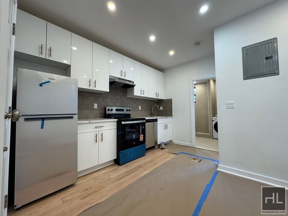 31 AVENUE in Queens, NY - Building Photo