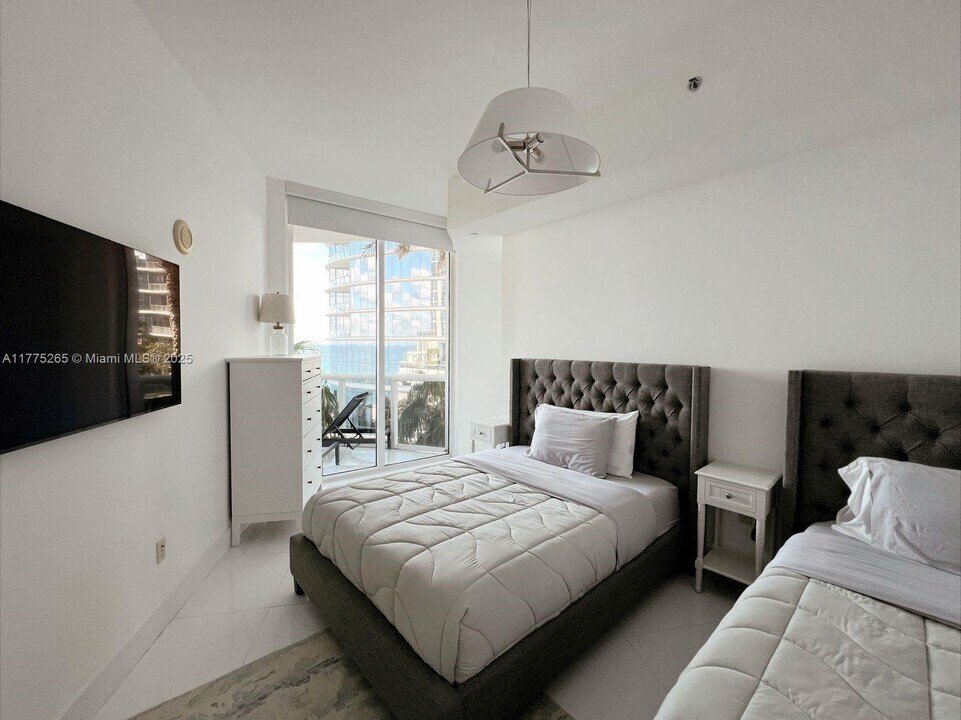 15811 Collins Ave, Unit 507 in North Miami Beach, FL - Building Photo