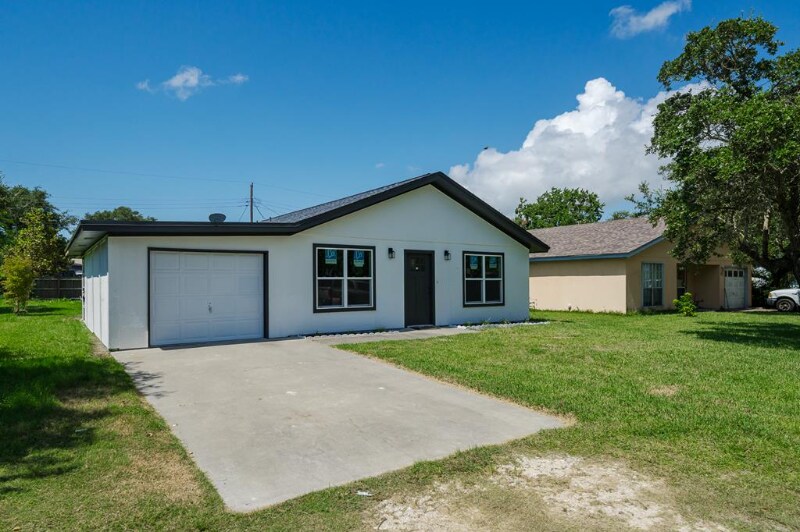 213 Lazy Ln in Rockport, TX - Building Photo