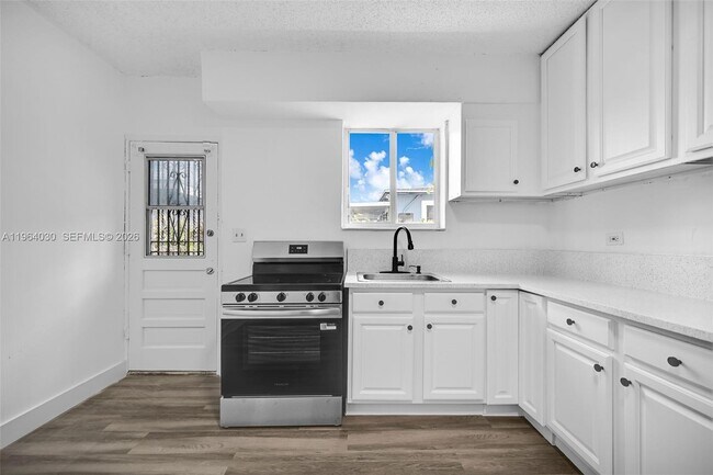 1391 NW 102nd St in Miami, FL - Building Photo - Building Photo