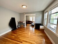 37 Sterling St, Unit 2 in Somerville, MA - Foto de edificio - Building Photo