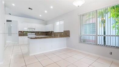 1061 Bel Aire Dr E in Pembroke Pines, FL - Foto de edificio - Building Photo