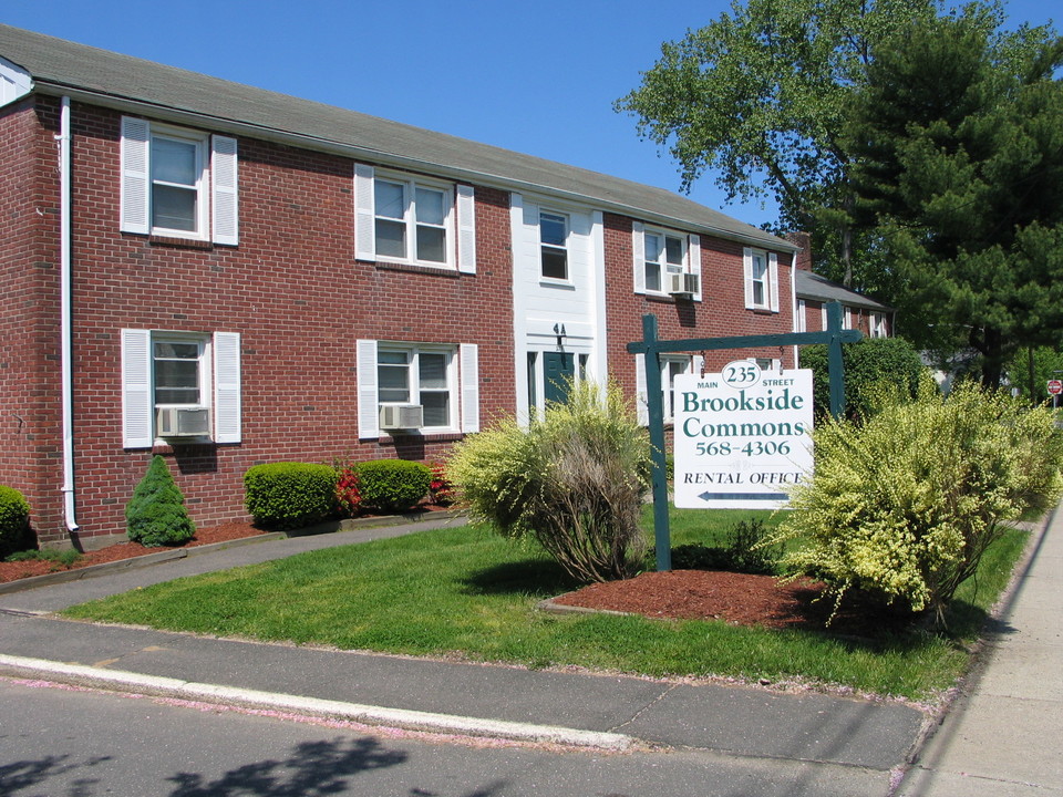 Brookside Commons in East Hartford, CT - Building Photo