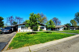 Village Green Apartments in Anderson, CA - Building Photo - Building Photo