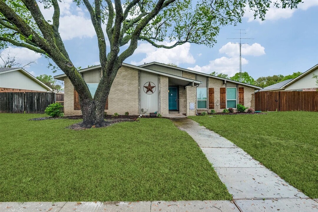 1527 W Spring Creek Pkwy in Plano, TX - Foto de edificio