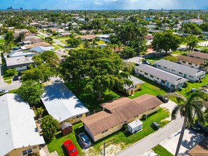 227-235 SE 1st St in Dania Beach, FL - Building Photo - Building Photo