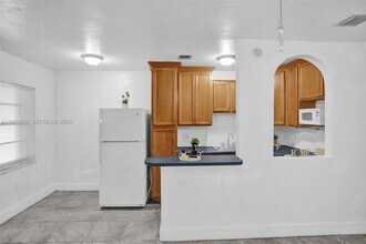 1860 Venice Park Dr in North Miami, FL - Foto de edificio - Building Photo