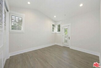 2020 Holly Dr in Los Angeles, CA - Building Photo - Building Photo