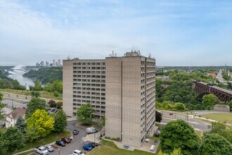 Henry E. Wrobel Towers in Niagara Falls, NY - Foto de edificio - Building Photo