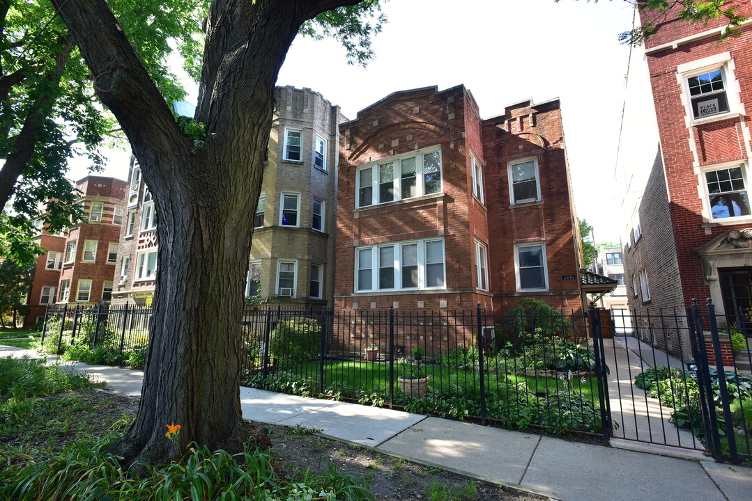 2036 W Farragut Ave in Chicago, IL - Building Photo