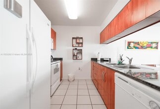 1200 Brickell Bay Dr, Unit 3514 in Miami, FL - Building Photo - Building Photo