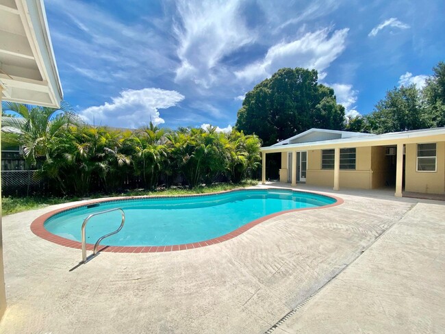 660 NE 34th Ct in Oakland Park, FL - Building Photo - Building Photo