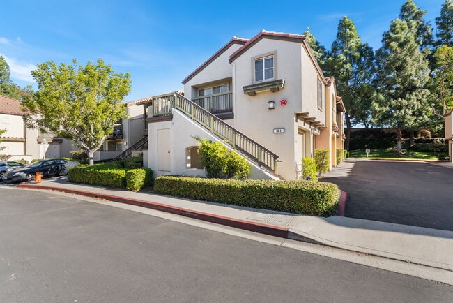 155 N Cross Creek Rd, Unit A in Orange, CA - Building Photo - Building Photo