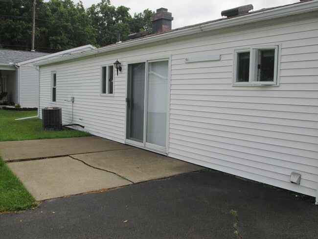 3504 Oakview Dr in Girard, OH - Building Photo - Building Photo