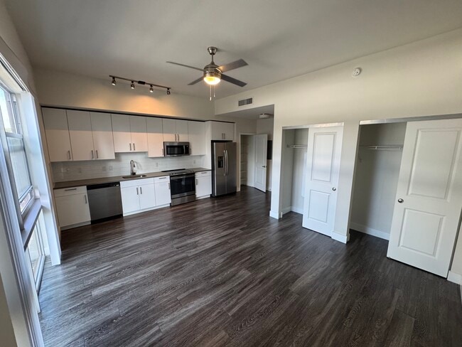 430 NE 31st St, Unit S1 in Miami, FL - Building Photo - Building Photo