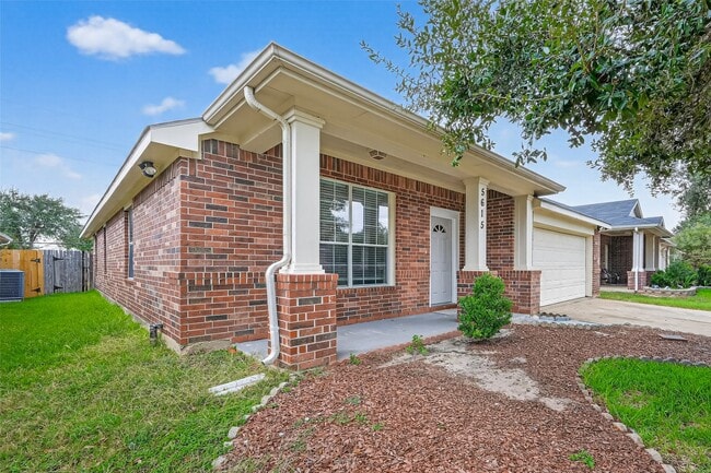 5615 Brookhollow Oaks Trail in Houston, TX - Building Photo - Building Photo