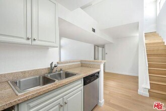 5565 Canoga Ave, Unit 301 in Woodland Hills, CA - Building Photo - Building Photo