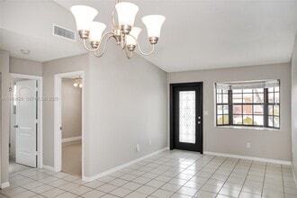 8806 NW 114th Terrace in Hialeah Gardens, FL - Foto de edificio - Building Photo
