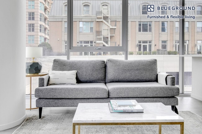8 E Huron St in Chicago, IL - Building Photo - Building Photo