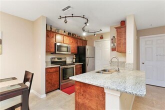 5475 Vineland Rd in Orlando, FL - Building Photo - Building Photo