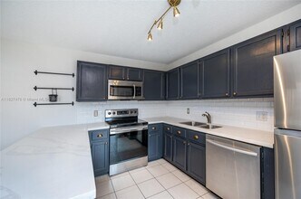 2536 Camelot Ct in Hollywood, FL - Building Photo - Building Photo