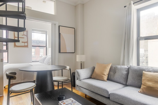 515 W 47th St in New York, NY - Building Photo - Building Photo