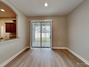 4574 Barbuda Dr in Tavares, FL - Foto de edificio - Building Photo