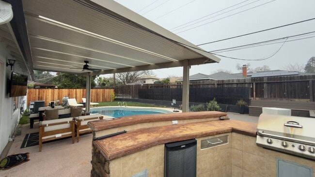 1708 Mercury Way in Sacramento, CA - Building Photo - Building Photo