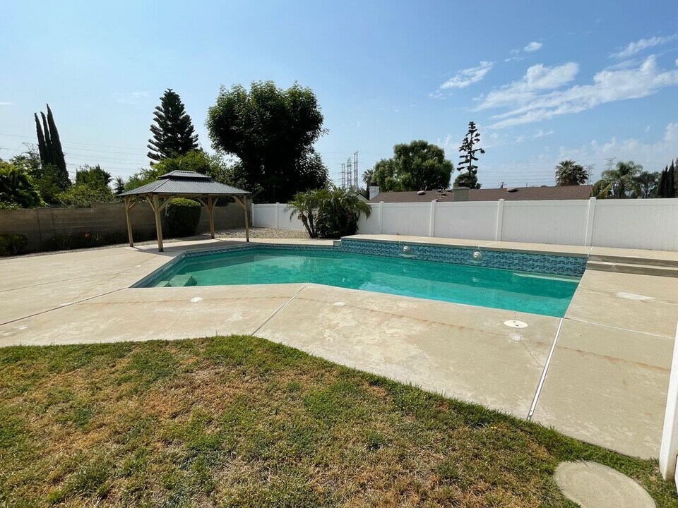 18650 Vintage St in Los Angeles, CA - Building Photo