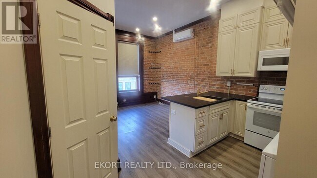 251 Front St in Belleville, ON - Building Photo - Building Photo