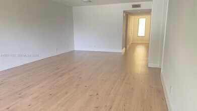 325 Lakeview Dr in Weston, FL - Building Photo - Building Photo
