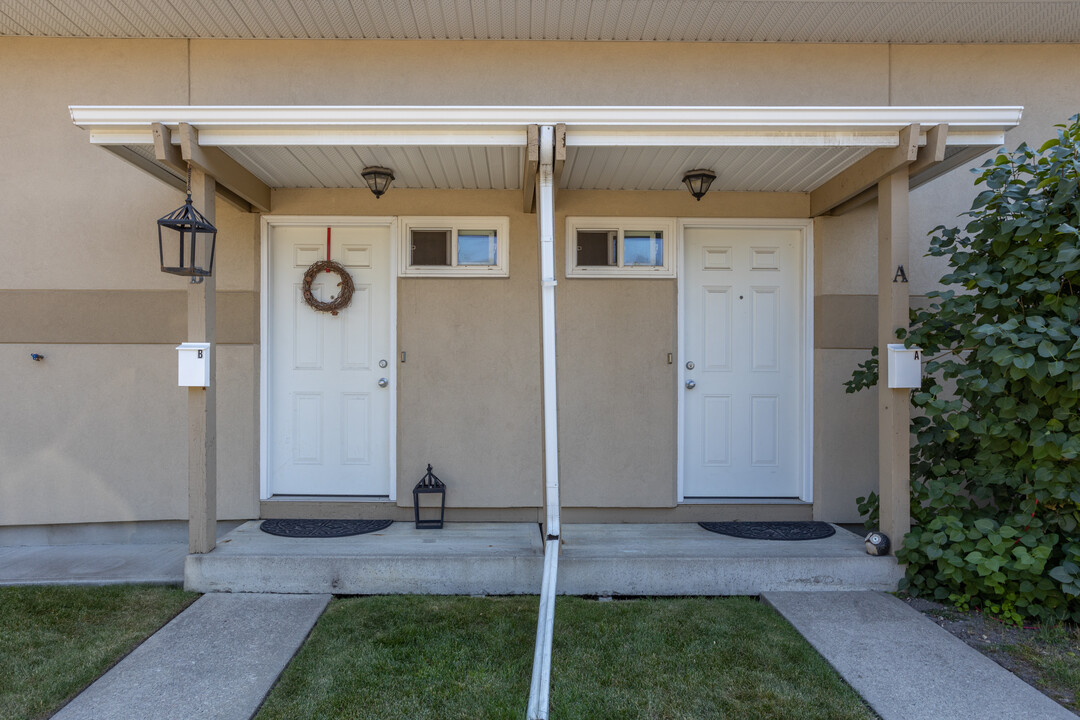 2602 24A St SW in Calgary, AB - Building Photo