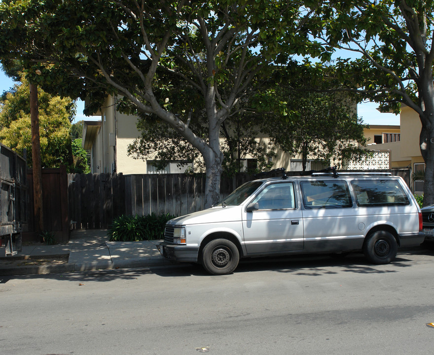 718 N Claremont St in San Mateo, CA - Building Photo