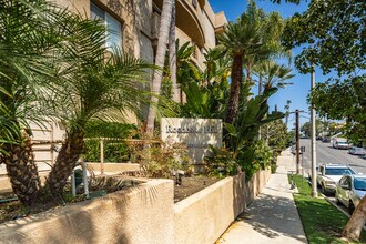 Rochester Hill Condominiums in Los Angeles, CA - Building Photo - Building Photo