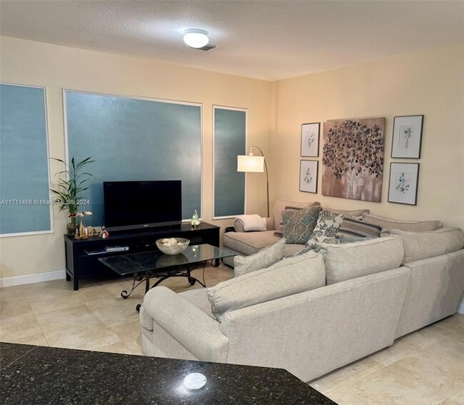 346 NE 194th Terrace, Unit 2 in Miami, FL - Building Photo - Building Photo