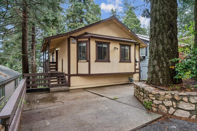 725 Ivy Ln in Lake Arrowhead, CA - Building Photo - Building Photo