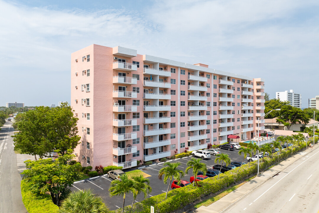 Leisure Shores Condominium in Pompano Beach, FL - Building Photo