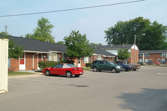 Woodside Square Apartments in Romulus, MI - Building Photo - Building Photo