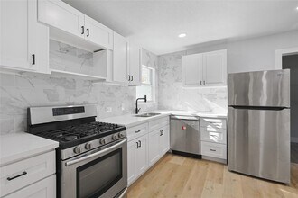 6714 E Bayou Dr in Hitchcock, TX - Foto de edificio - Building Photo