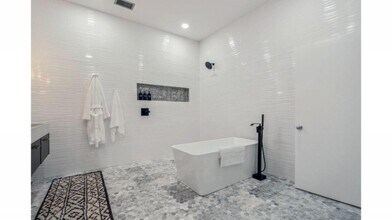 571 Dutch Valley Rd NE in Atlanta, GA - Building Photo - Building Photo