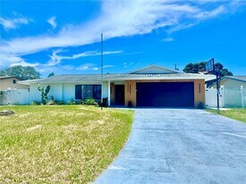 13940 Antigua Dr in Seminole, FL - Building Photo