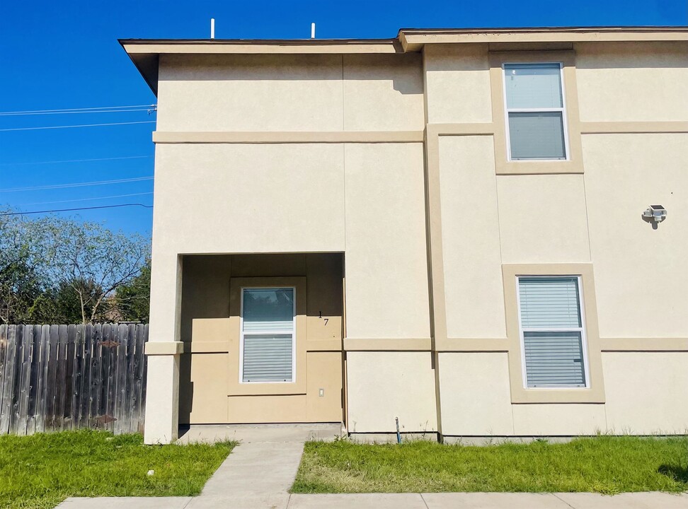 1014 Ranchway Dr in Laredo, TX - Foto de edificio