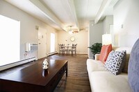 2BR, 1BA - 890 SF - Monaco South Apartamentos in Denver, Colorado