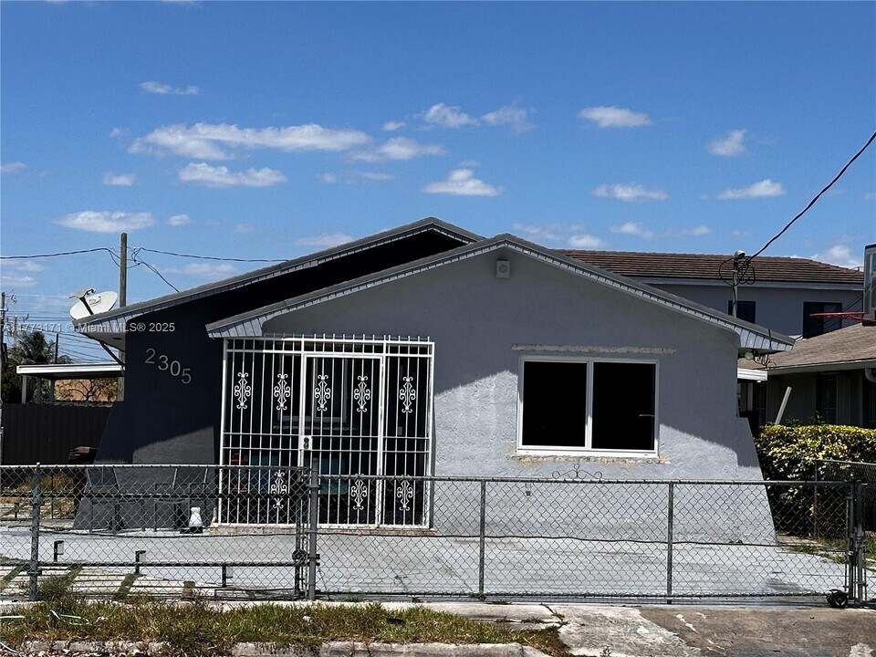 2305 W 6th Ct in Hialeah, FL - Building Photo