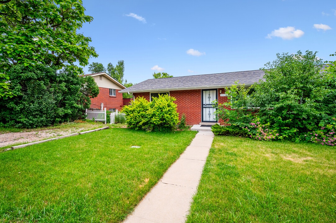 10280 W 12th Ave in Lakewood, CO - Building Photo
