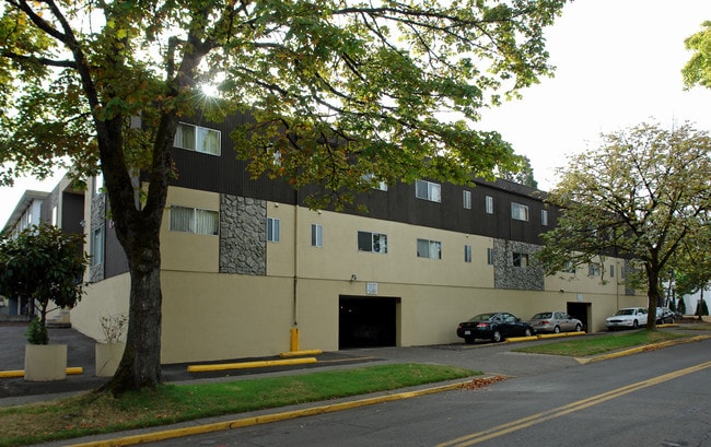 Camelot Apartments in Eugene, OR - Building Photo - Building Photo