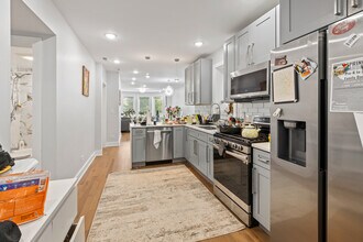 2550 W Balmoral Ave, Unit 1 in Chicago, IL - Building Photo - Building Photo