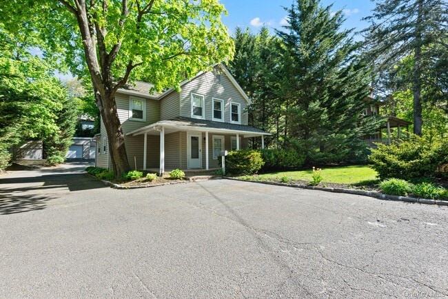 147 Fort Salonga Rd in Northport, NY - Building Photo - Building Photo