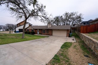 650 Woodcrest Dr in Lakewood Village, TX - Foto de edificio - Building Photo