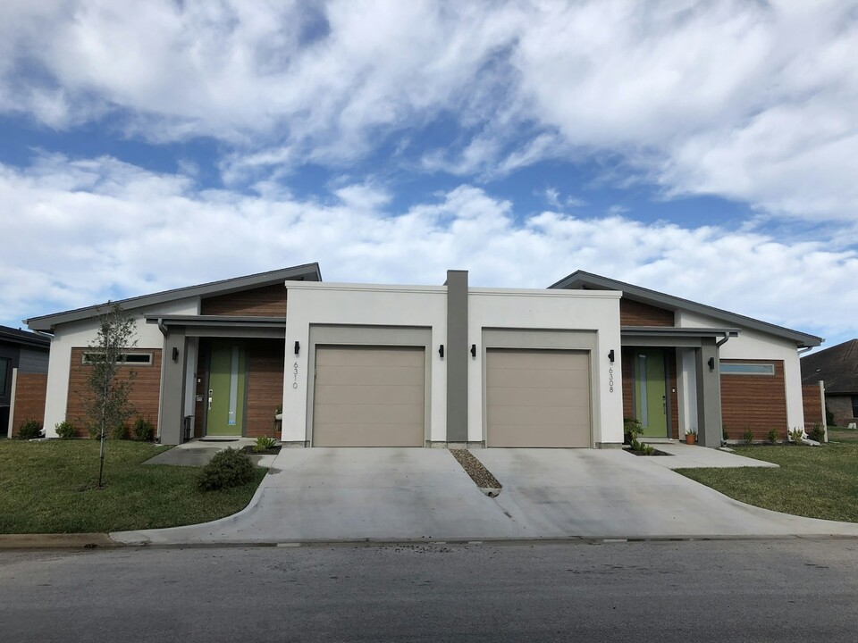 6310 Guinevere Dr in Harlingen, TX - Building Photo